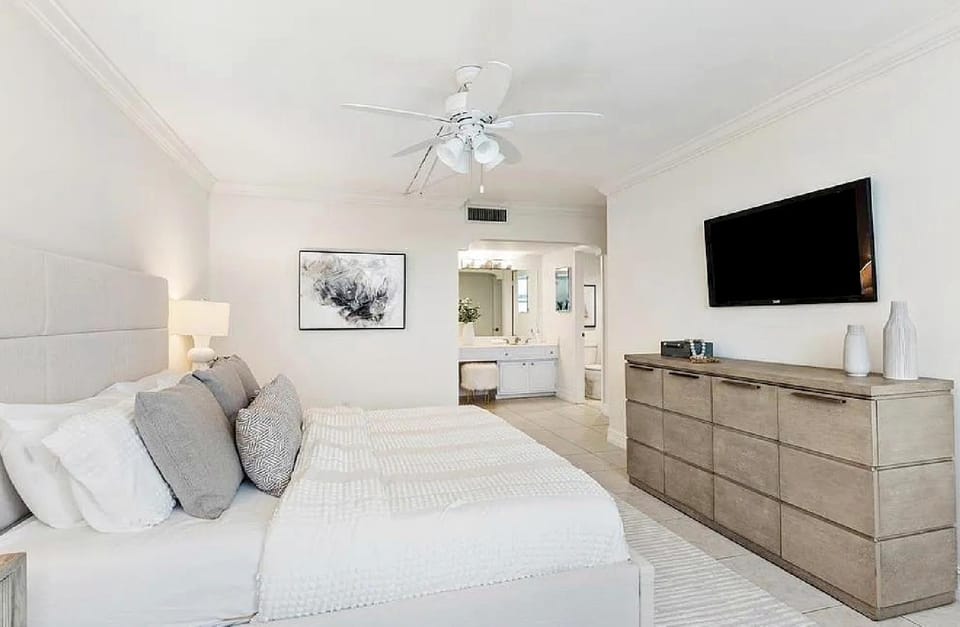 Bed, TV and multimedia, Bedroom