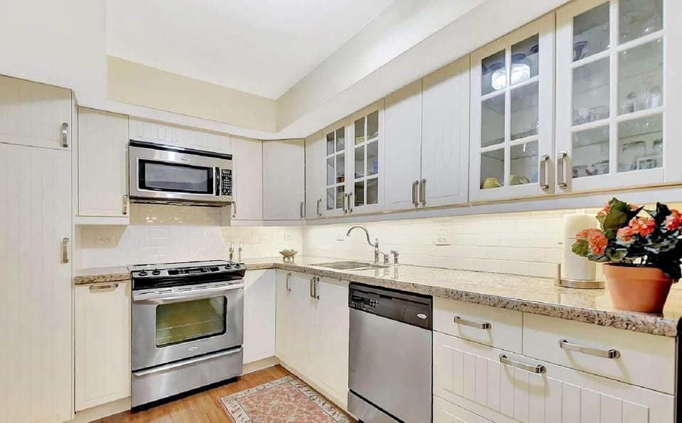 Kitchen or kitchenette, dishwasher, oven