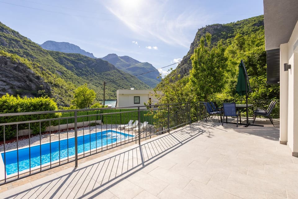 Property building, Balcony/Terrace, Swimming pool
