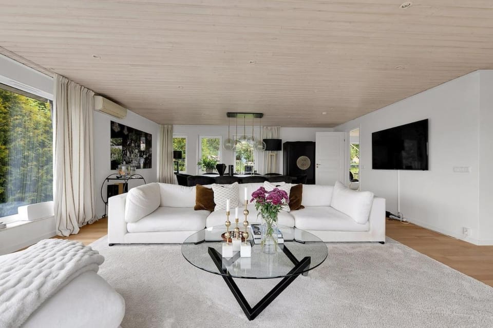Iconic architect-designed villa with indoor pool Villa in Stockholm