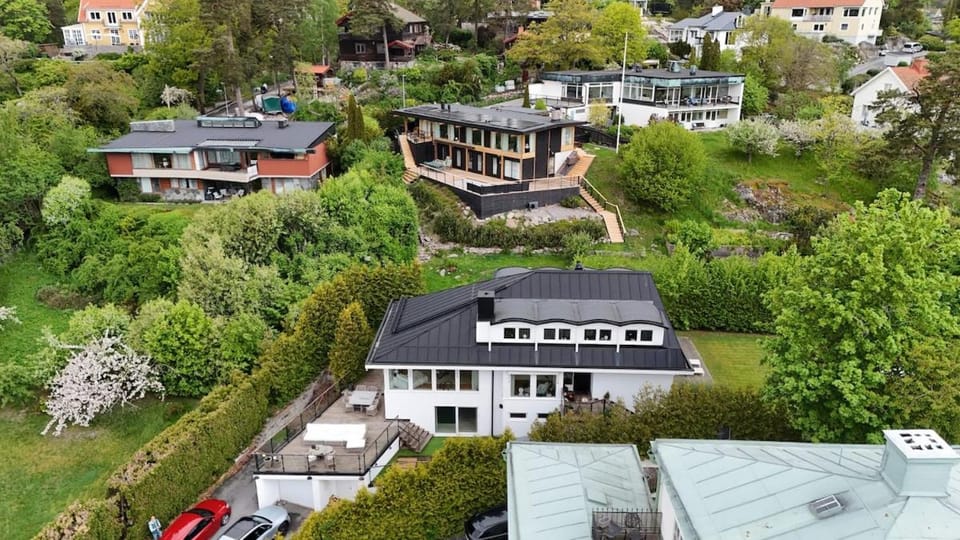 Iconic architect-designed villa with indoor pool Villa in Stockholm