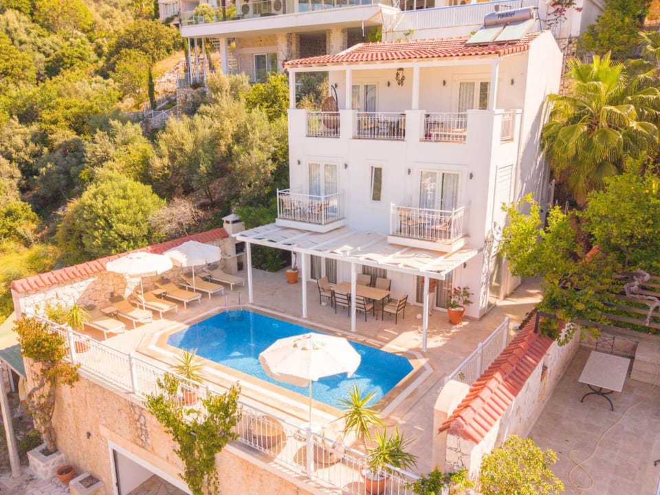 Property building, Patio, Spring, Day, BBQ facilities, Garden, View (from property/room), Balcony/Terrace, Garden view, Pool view, Swimming pool, sunbed