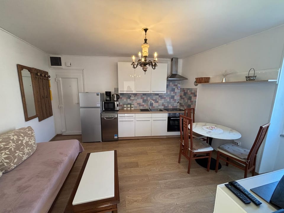 Kitchen or kitchenette, Seating area, Dining area