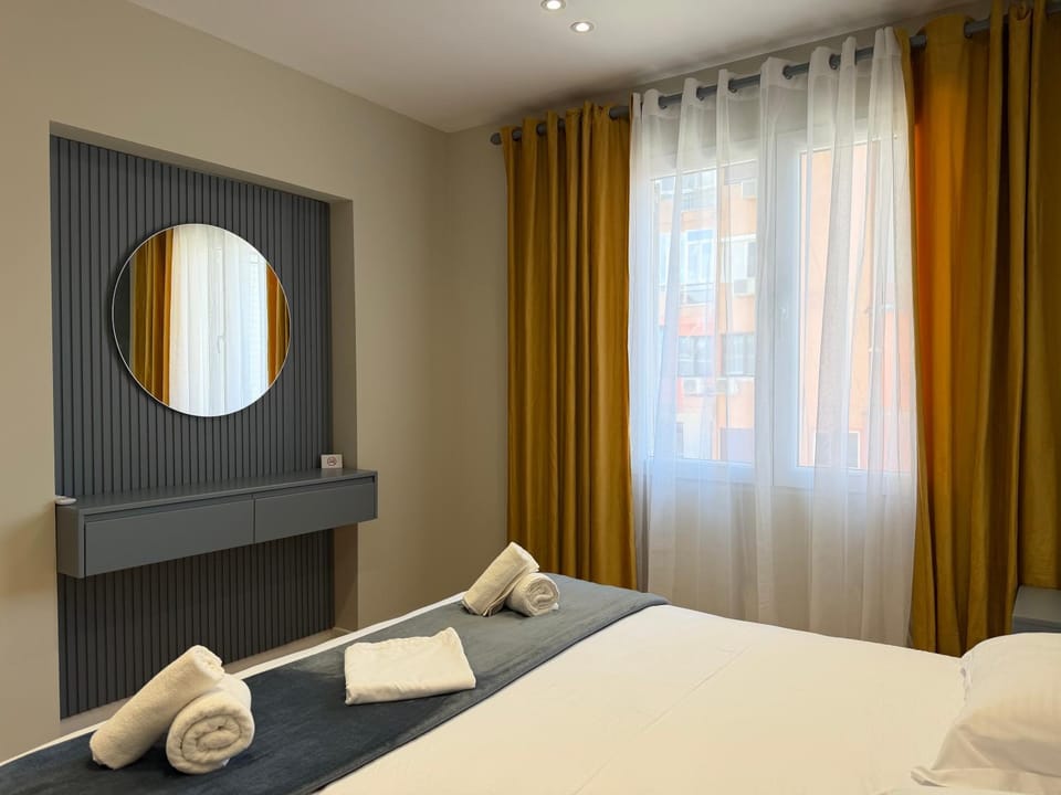 Bed, Bedroom, towels