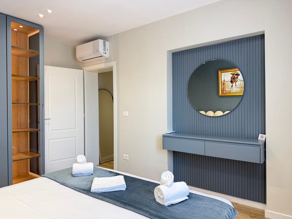 Photo of the whole room, Bedroom, towels, wardrobe, air conditioner