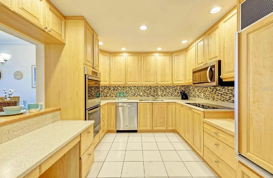 Kitchen or kitchenette, dishwasher, oven