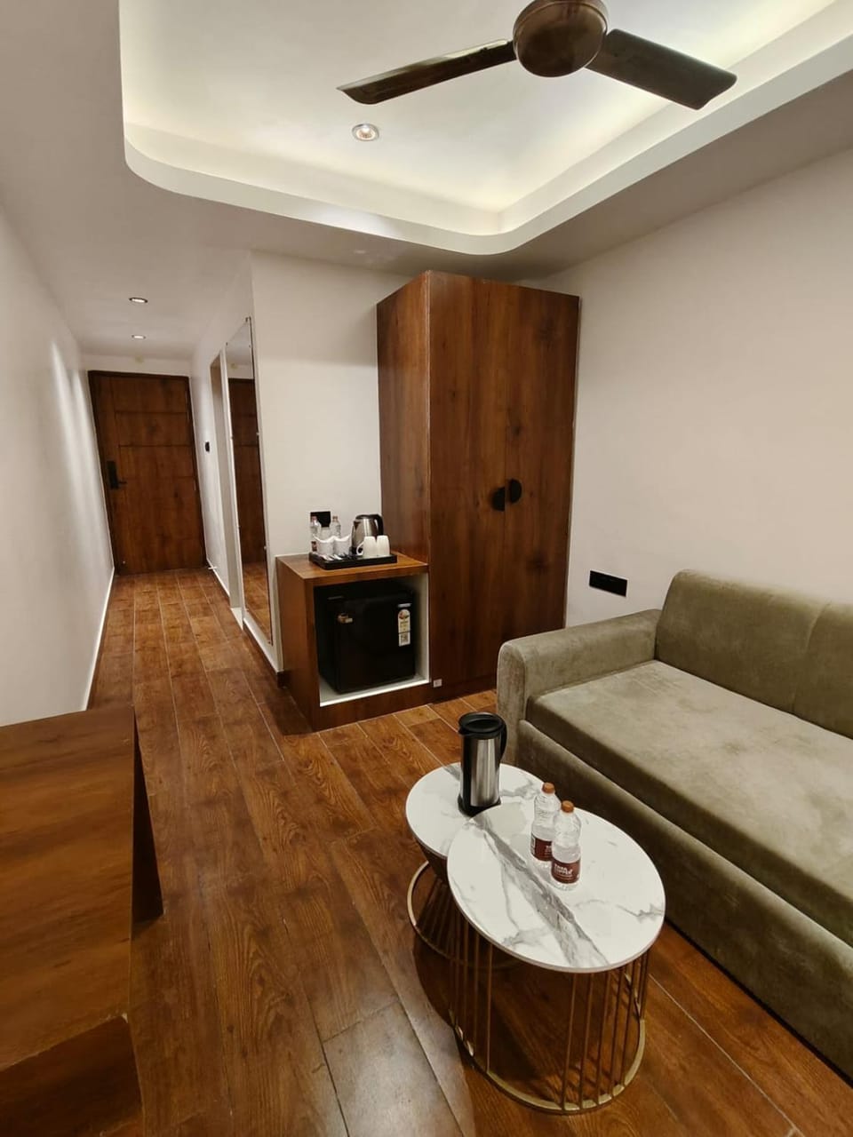 TV and multimedia, Coffee/tea facilities, Kitchen or kitchenette, Living room, Seating area, Dining area, fireplace, minibar, wardrobe