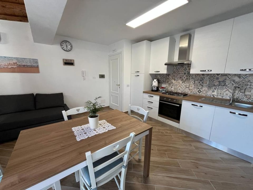 Kitchen or kitchenette, Dining area, oven