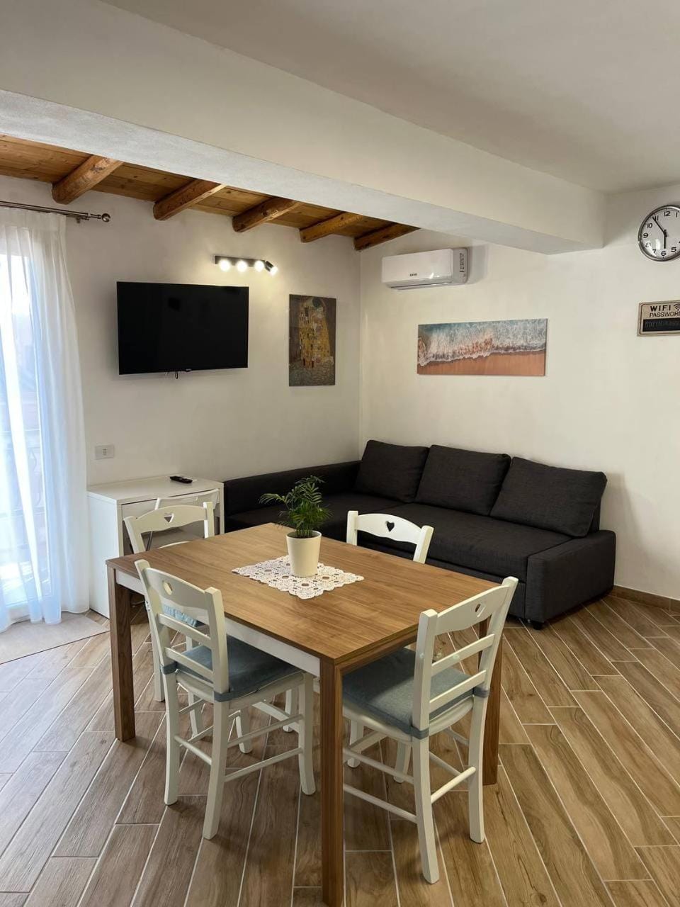 Communal lounge/ TV room, TV and multimedia, Living room, Dining area