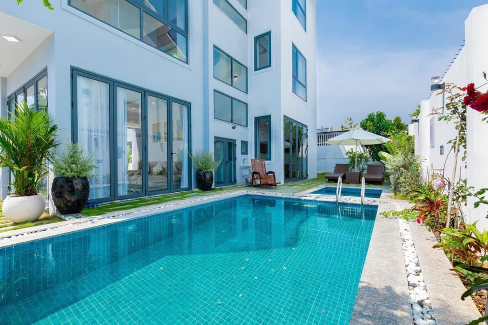 Property building, Patio, Day, Garden, Garden view, Pool view, Swimming pool, Swimming pool, sunbed