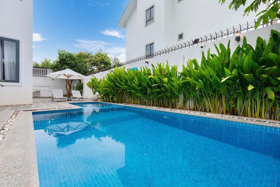 Property building, Day, Garden, Garden view, Pool view, Swimming pool, Swimming pool, sunbed