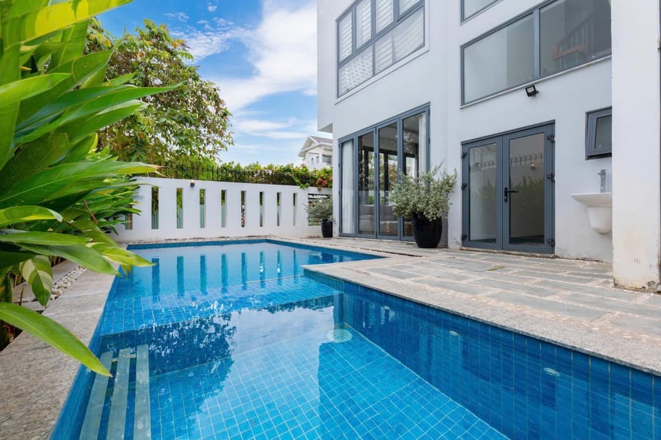 Property building, Day, Pool view, Swimming pool, Swimming pool, sunbed
