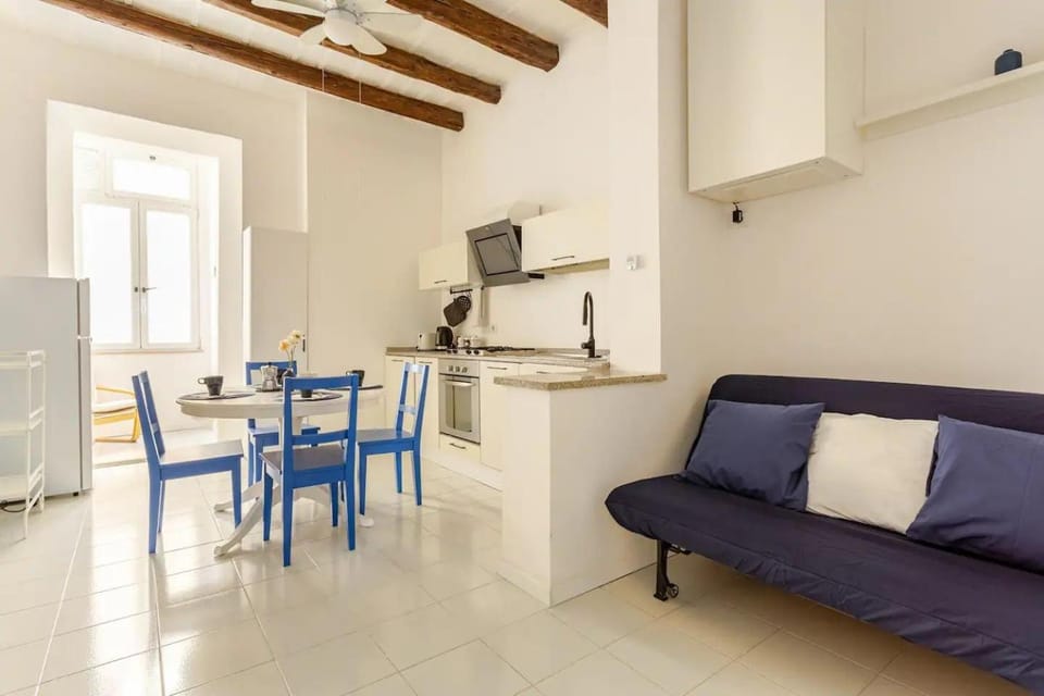 Kitchen or kitchenette, Living room, Seating area, Dining area