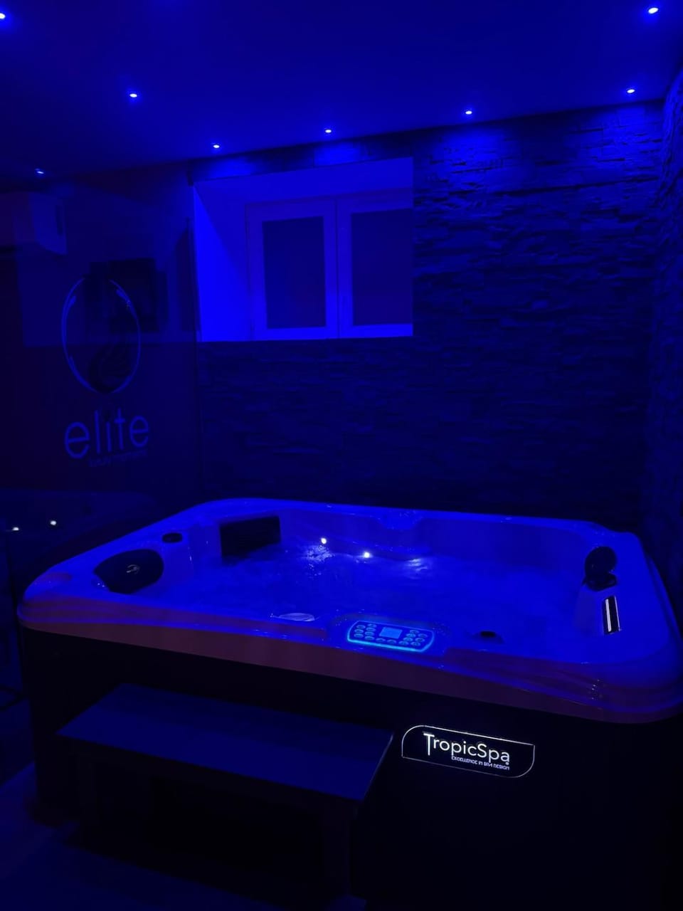 Romantic suite with private Jacuzzi Apartment in Marseillan