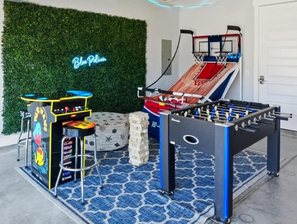 Walk to Beach w Private Pool & Hot Tub Golf Cart Country House in Laguna Beach