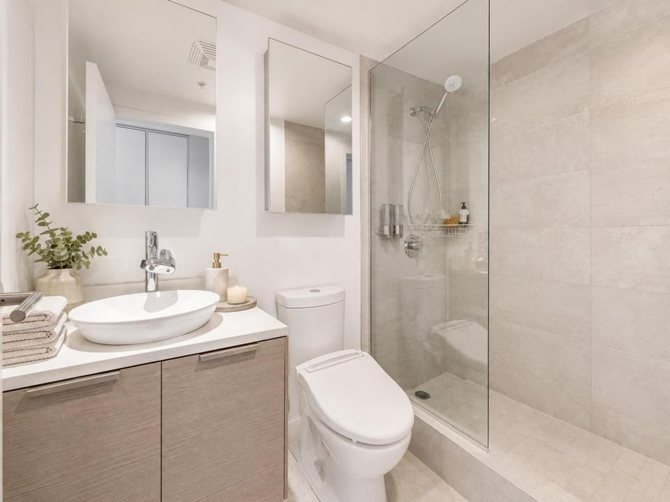 Luxury 2BR Waterfront Stay with Panoramic Vancouver Views Apartment in Vancouver