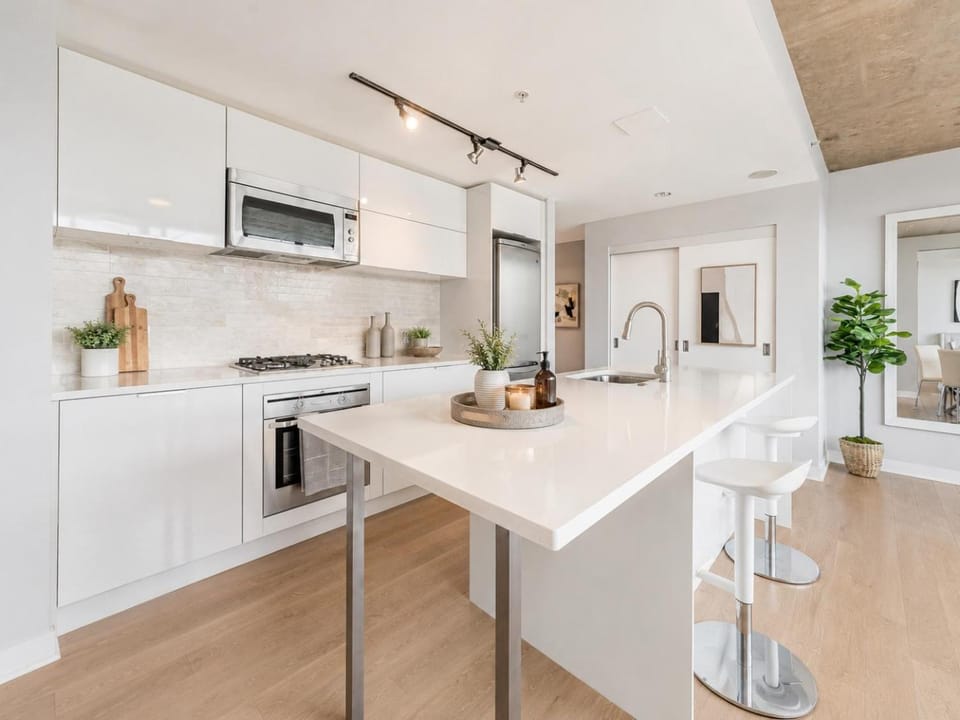 Luxury 2BR Waterfront Stay with Panoramic Vancouver Views Apartment in Vancouver