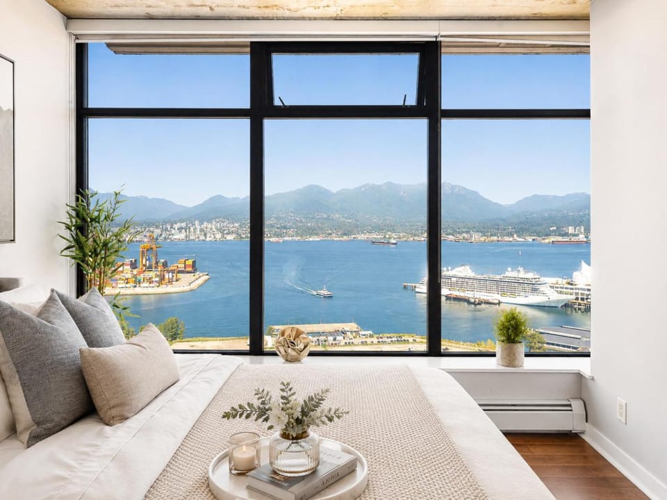 Luxury 2BR Waterfront Stay with Panoramic Vancouver Views Apartment in Vancouver