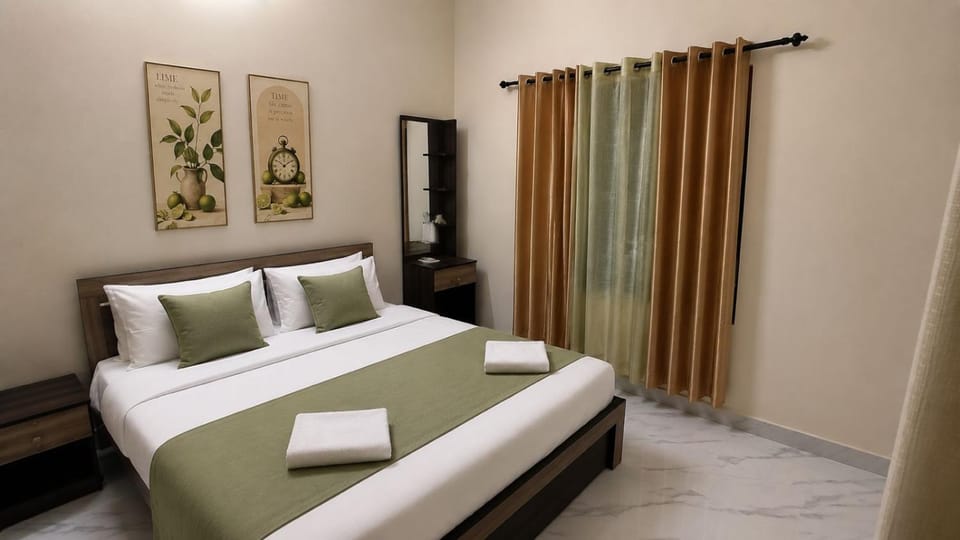 Bed, Photo of the whole room, Decorative detail, Bedroom, towels
