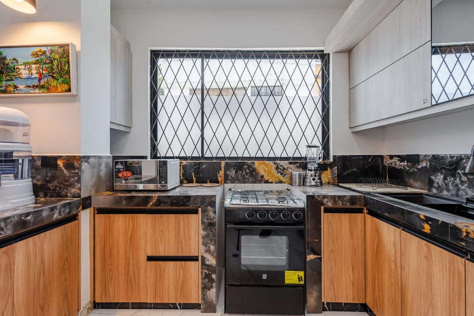 Kitchen or kitchenette, dishwasher, oven