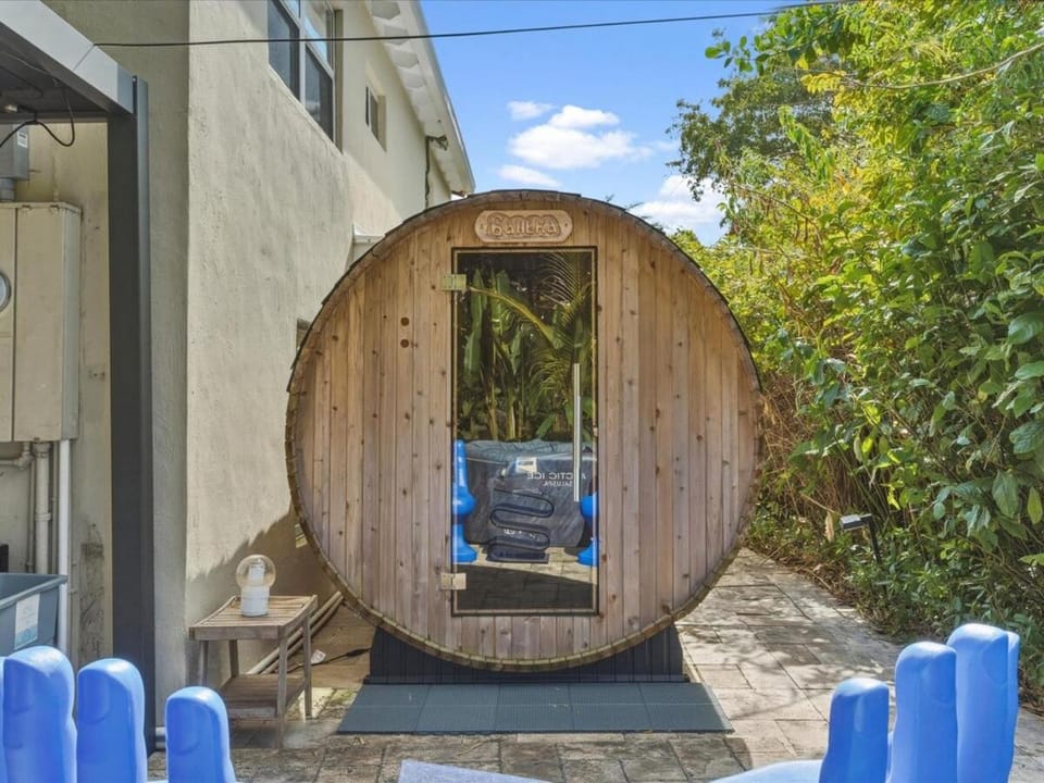 Step into your own Coconut tree paradise - 3 bed House with Sauna House in Biscayne Park