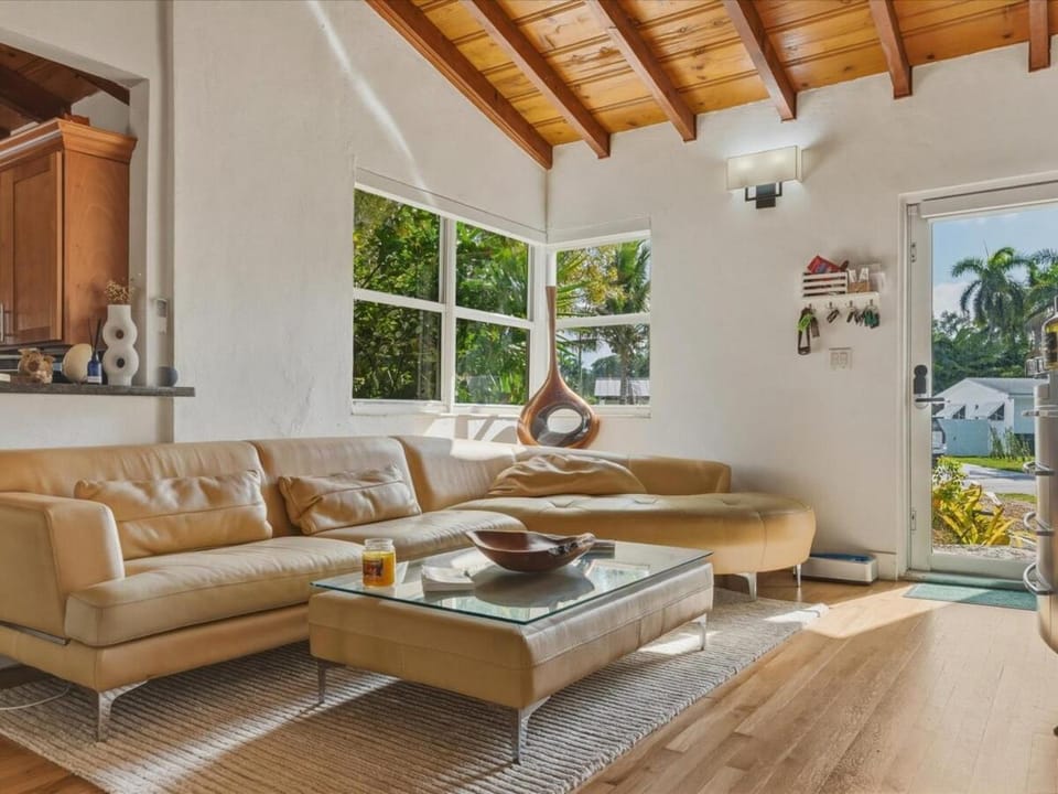 Step into your own Coconut tree paradise - 3 bed House with Sauna House in Biscayne Park