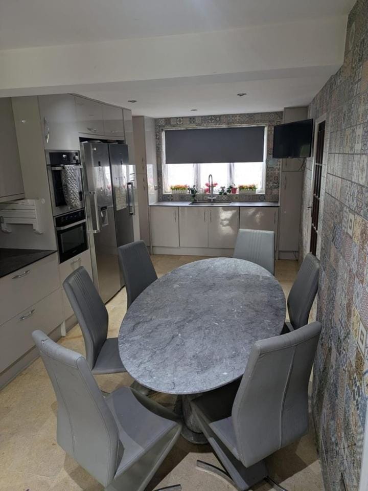 Large Central House Near Heathrow Airport & London with Parking Hotel in Slough