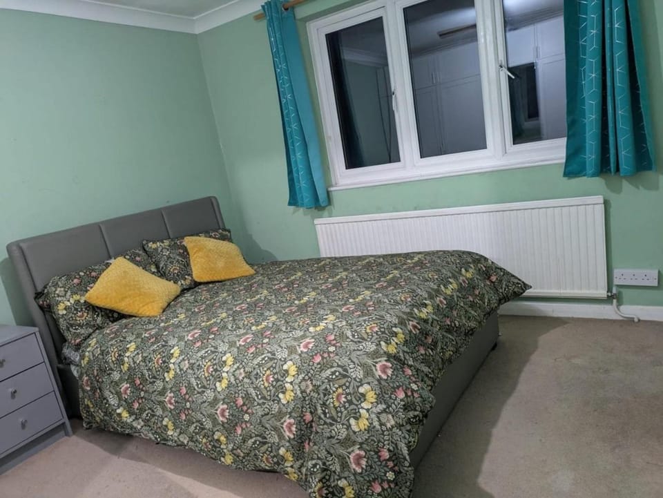 Large Central House Near Heathrow Airport & London with Parking Hotel in Slough