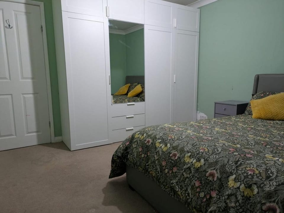 Large Central House Near Heathrow Airport & London with Parking Hotel in Slough