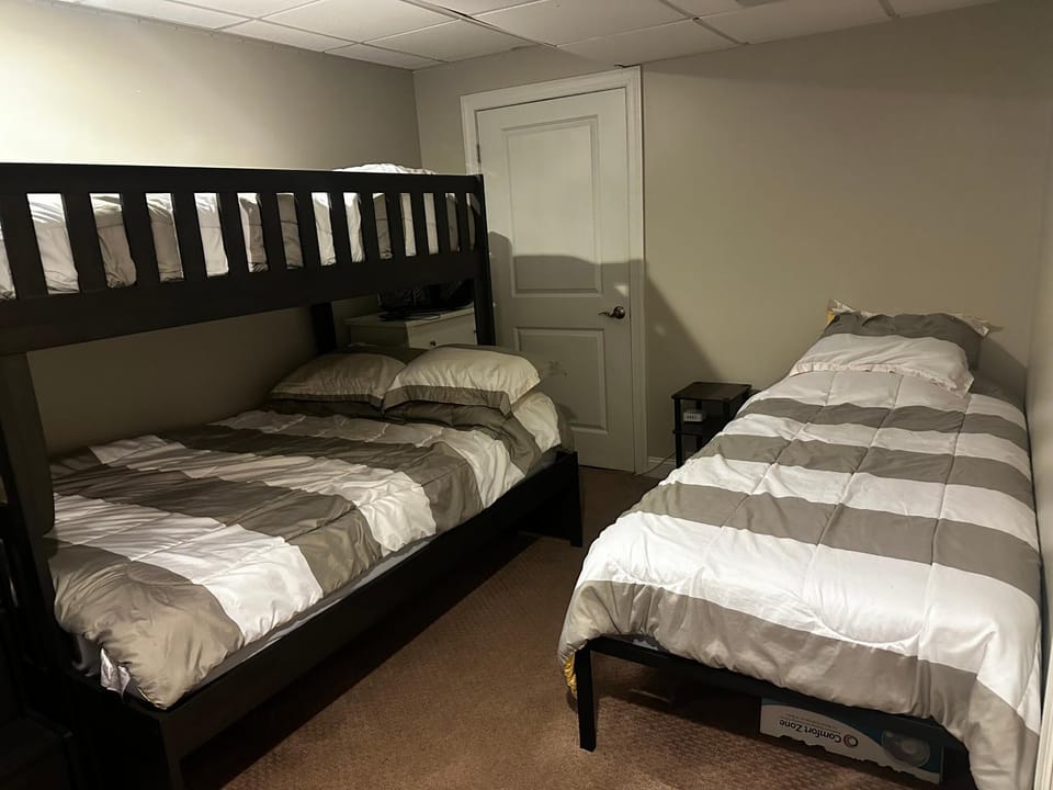 Bedroom, bunk bed