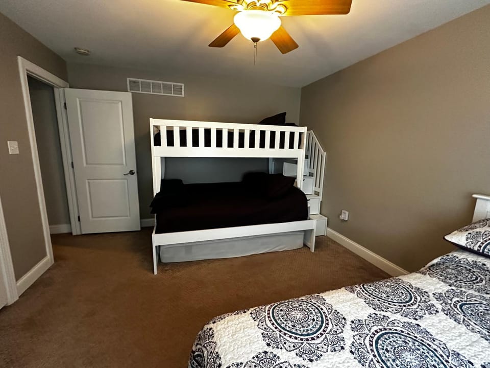 Bedroom, bunk bed