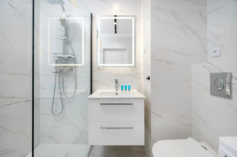 Shower, Toilet, Bathroom, towels