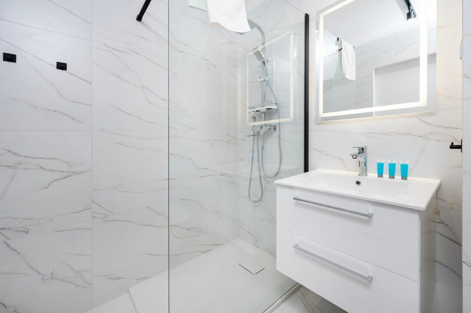 Shower, Bathroom, towels