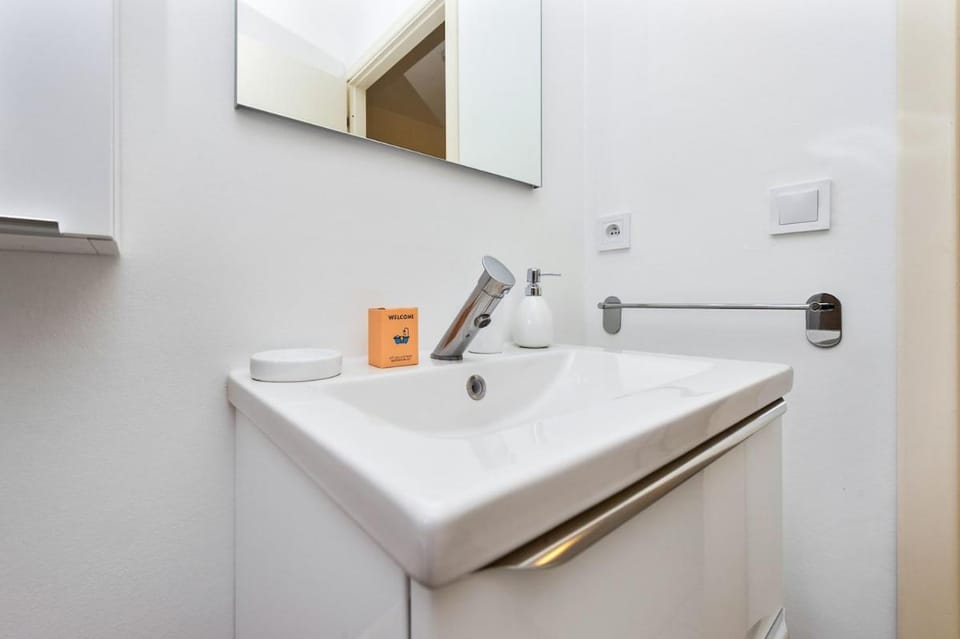 Bel appartement climatisé avec terrasse et piscine Apartment in Menton
