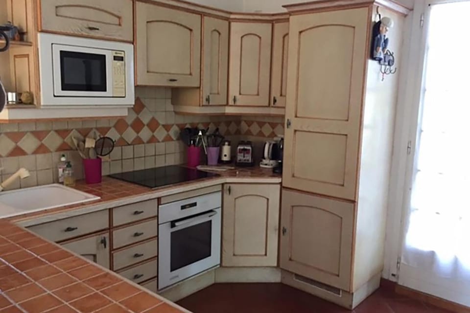 Communal kitchen, microwave, oven