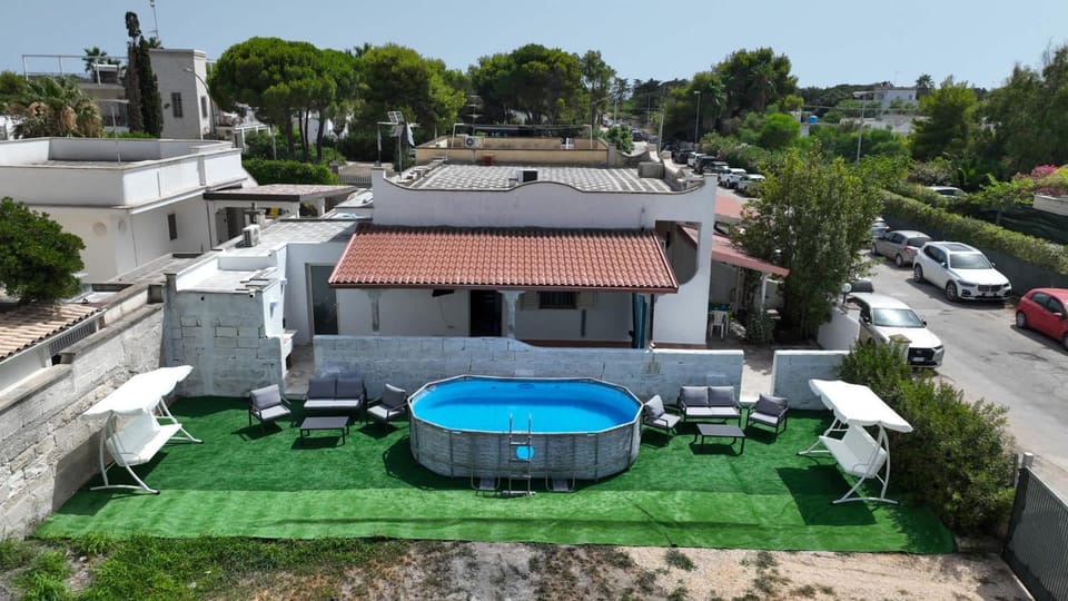 Property building, Day, Neighbourhood, Bird's eye view, Pool view, Street view, Swimming pool, Swimming pool, Location, Parking, sunbed