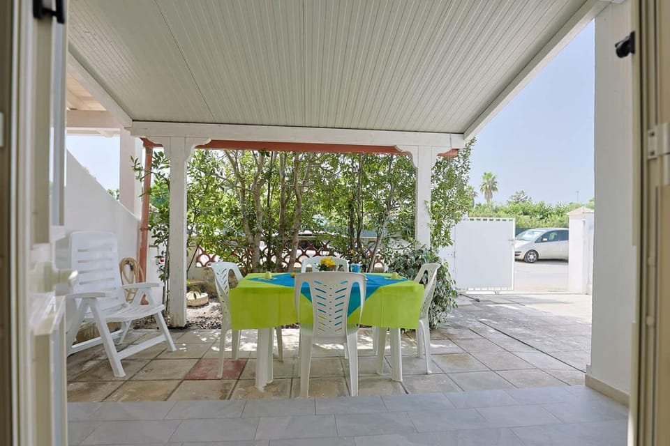 Patio, Spring, Day, Garden, Living room, Seating area, Dining area, Garden view, Parking