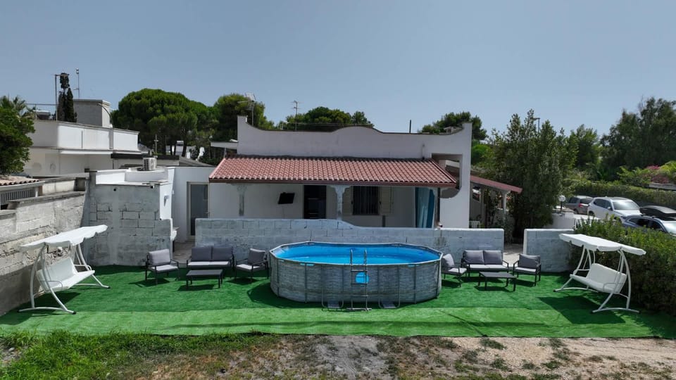 Property building, Patio, Day, Natural landscape, Hot Tub, Pool view, Swimming pool, Swimming pool, Parking, sunbed