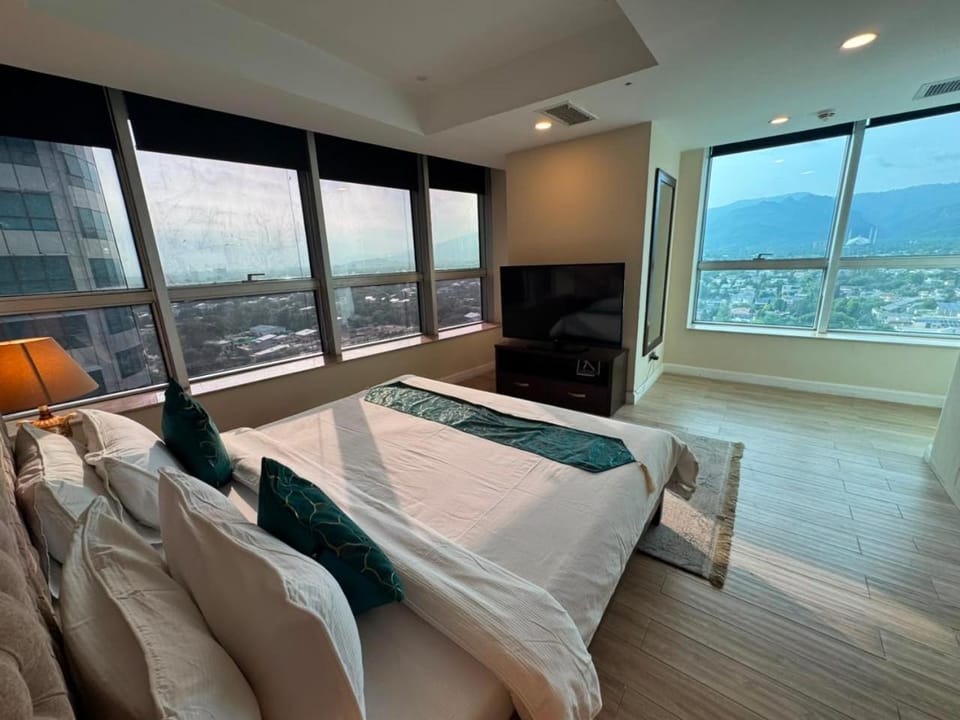 Communal lounge/ TV room, Bed, Natural landscape, TV and multimedia, View (from property/room), Balcony/Terrace, Living room, Photo of the whole room, Seating area, Evening entertainment, Bedroom, Mountain view, Sea view, towels
