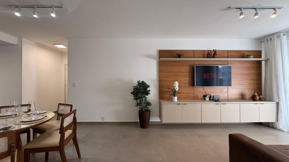 TV and multimedia, Kitchen or kitchenette, Living room, Seating area, Dining area