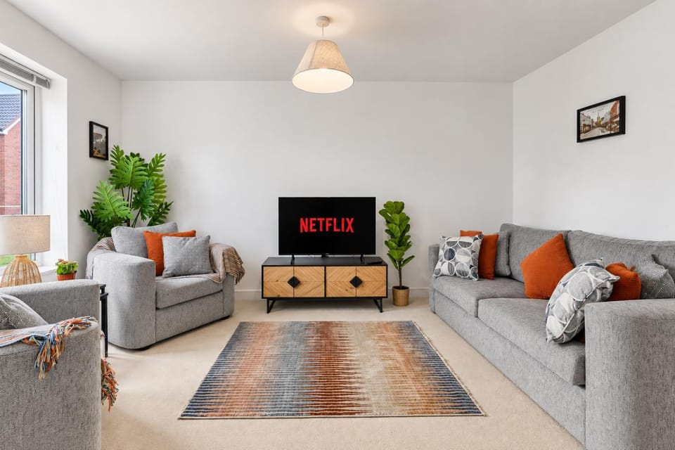 TV and multimedia, Living room, Seating area, Evening entertainment