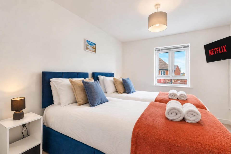 Bed, Photo of the whole room, Bedroom, towels