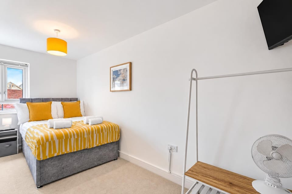 Bed, TV and multimedia, Photo of the whole room, Bedroom, towels