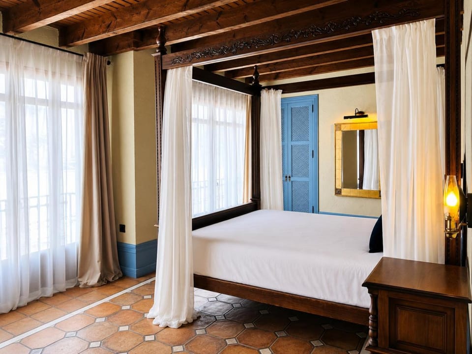 Bed, Photo of the whole room, Seating area, Bedroom