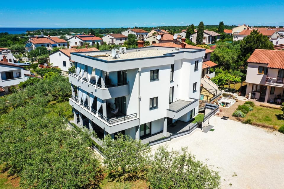 Property building, Neighbourhood, View (from property/room), Parking