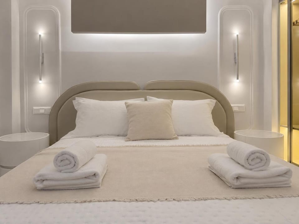 Bed, Bedroom, towels