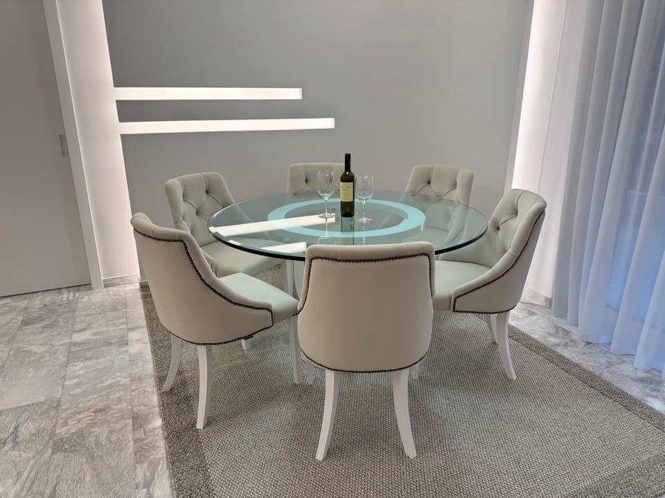 Seating area, Dining area, Drinks