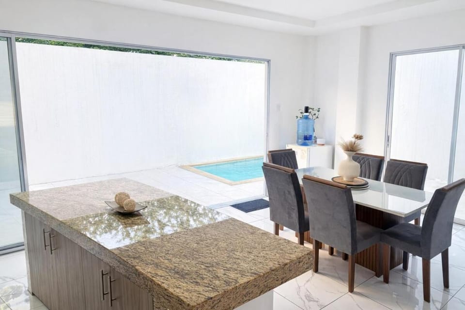 Luxury House with Pool Private and Secure Residential Development Villa in Guayaquil