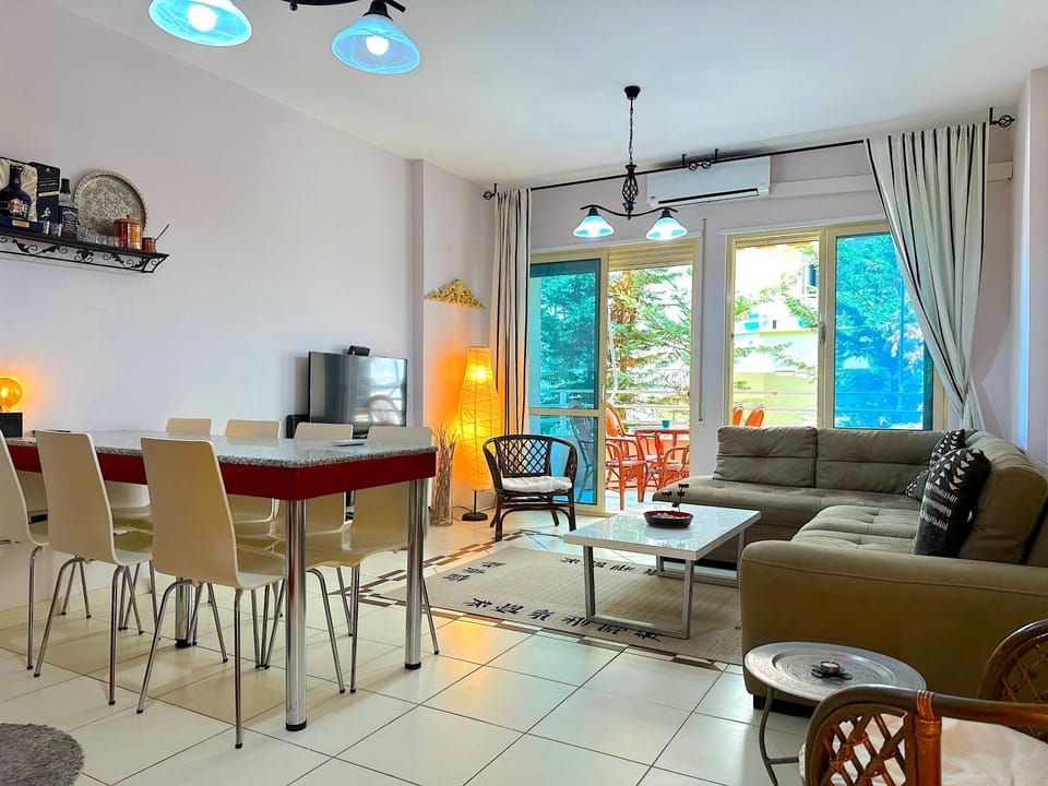 TV and multimedia, Seating area, Dining area, air conditioner