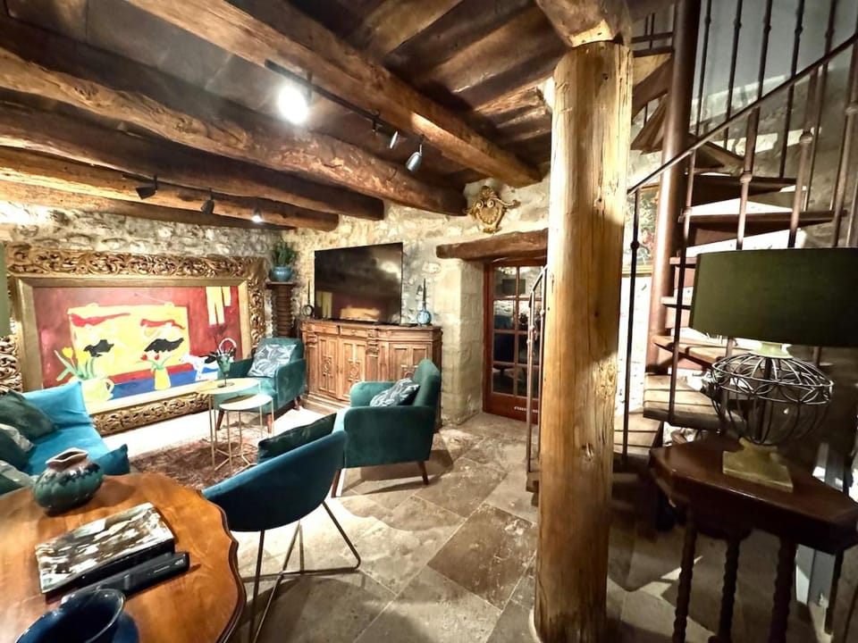 Charming, arty & cozy medieval village farmhouse, air conditioning, pool, tranquility, & views Villa in Provence